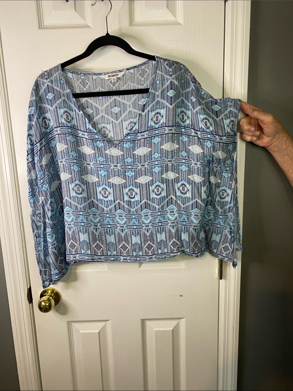 BB Dakota Blue Geometric V-Neck Blouse Size XSmall.